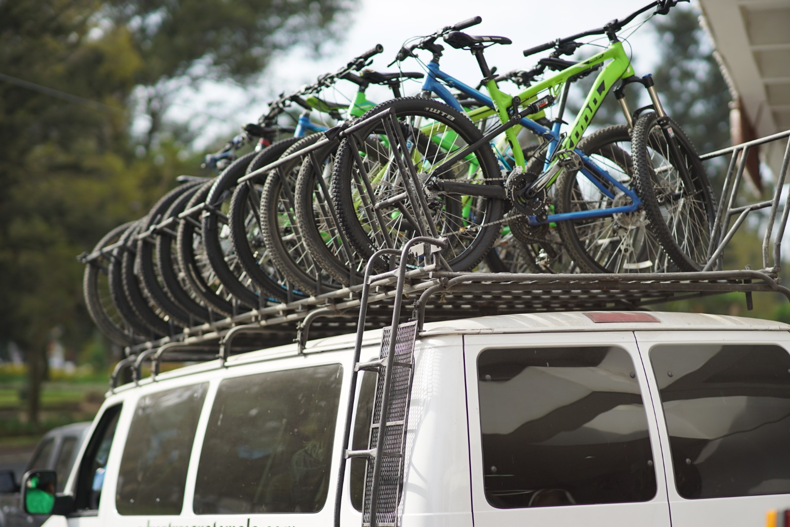 Vertrek met de fietsen voor Cycle for Plan Guatemala