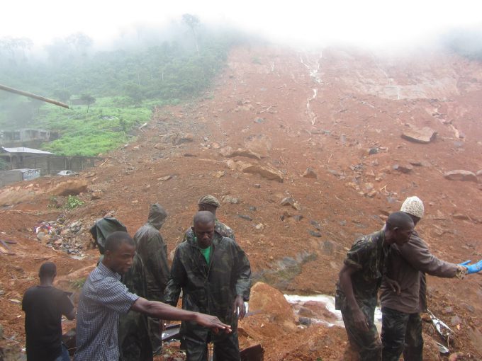 Modderstromen in Sierra Leone hebben aan honderden mensen het leven gekost. Een helling op een heuvel bij de hoofdstad Freetown is na hevige regenval gaan schuiven. Mensen in het rampgebied werden vroeg in de ochtend door de modderstroom verrast; velen van hen lagen nog te slapen. Het officiële dodental – waaronder zich ook vele kinderen bevinden - ligt al boven de 350. Dit aantal blijft stijgen en nog zeker zeshonderd mensen worden vermist. Het is momenteel nog niet bekend of zich onder de slachtoffers ook sponsorkinderen en hun families bevinden. Meer informatie hierover volgt zo snel mogelijk. Dakloos Op veel plekken is men bezig met het uitgraven van mensen die zijn bedolven. Militairen zijn ingezet om te helpen. Ook Plan International Sierra Leone biedt hulp met hun noodhulpteam. Veel huizen staan vol modder of water. Volgens schattingen zijn zeker 3000 inwoners dakloos geworden. Ook scholen zijn verwoest. Onbegaanbaar Het rampgebied is moeilijk te bereiken; veel wegen zijn door de modderstromen onbegaanbaar geworden. De ontstane ravage brengt ook weer nieuwe gevaren met zich mee. Doordat de sanitaire voorzieningen zijn getroffen, is er een grote kans op uitbraken van infectieziekten als tyfus, cholera en diarree. Oorzaak overstromingen De natuurramp gebeurde in de buitenwijken van Freetown. Die zijn gelegen in heuvels dicht bij de kust. Er is weinig vlak gebied rond de hoofdstad, waardoor veel arme mensen hun huizen op de hellingen hebben gebouwd. Door het vele kappen van bomen is er veel ontbossing in het gebied, waardoor het regenwater snel het dal kan instromen. Dit zorgt voor grote problemen, helemaal omdat veel van de arme wijken in Freetown illegaal zijn gebouwd en geen afwateringssysteem hebben.